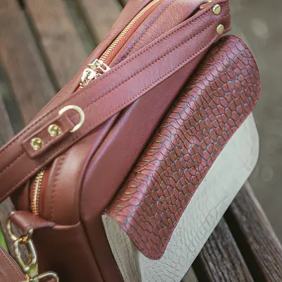 Regina personalizowana torebka skórzana listonoszka crossbody zdjęcie dodatkowe