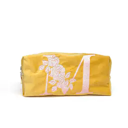 Personalizowana kosmetyczka podróżna z weluru w kolorze żółtym z różowym monogramem