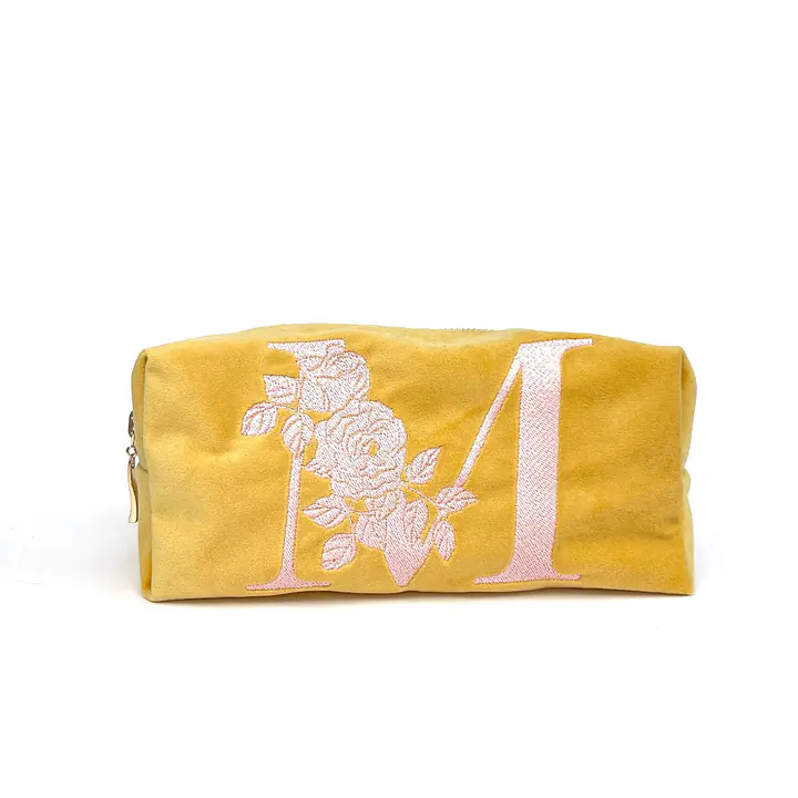 Personalizowana kosmetyczka podróżna z weluru w kolorze żółtym z różowym monogramem
